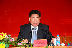 济南大学党委书记范跃进主持报告会