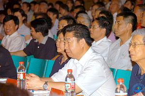 济南大学党委书记范跃进与离退休老同志一起观看演出