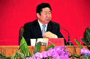 会议由党委书记范跃进主持