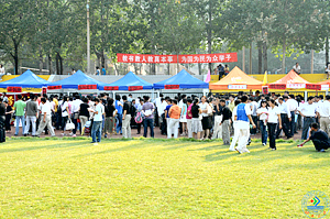 绿草如茵,阳光明媚,济南大学欢迎新同学!