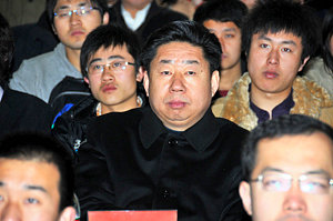 党委书记范跃进与师生一起在济南大学分会场收看实况