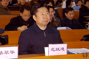 济南大学党委书记范跃进、校长程新等11位校领导提前来到教室并担任各专家组组长,主持各组的听课活动