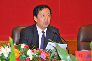 济南大学校长程新主持会议